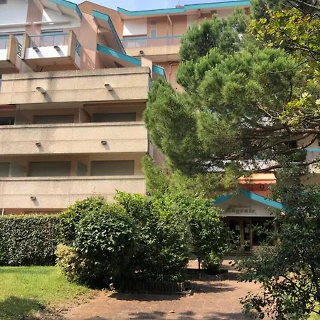 With Balcony In Facing The Pool Lägenhet