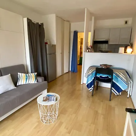 דירה With Balcony In Facing The Pool